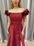 Vestido de festa longo ombro a ombro, com detalhe de flor, saia evase e fenda - Marsala - Muzza | Vestidos de Festa para Madrinhas, Formandas e Convidadas