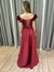 Vestido de festa longo ombro a ombro, com detalhe de flor, saia evase e fenda - Marsala