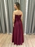 Vestido de festa longo tomara que caia, drapeado na saia e fenda - Marsala