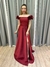 Vestido de festa longo ombro a ombro, com detalhe de flor, saia evase e fenda - Marsala