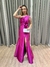 Vestido de festa longo nula manga, com aplicação de flor e fenda - Fucsia - comprar online