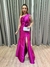 Vestido de festa longo nula manga, com aplicação de flor e fenda - Fucsia - loja online