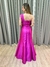 Vestido de festa longo nula manga, com aplicação de flor e fenda - Fucsia