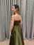Vestido de festa longo tomara que caia, com faixa na cintura e fenda - Verde Oliva