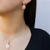 CONJUNTO GOTA PEDRA NATURAL PEROLADA BANHADO A OURO (12040038) - loja online