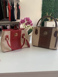 Bolsa com Acabamento em Palha e Detalhe Central Texturizado