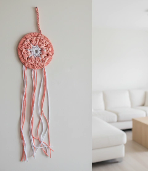 Atrapasueños de Totora en Tonos Rosa y blanco – 12 cm – Tejido a Mano