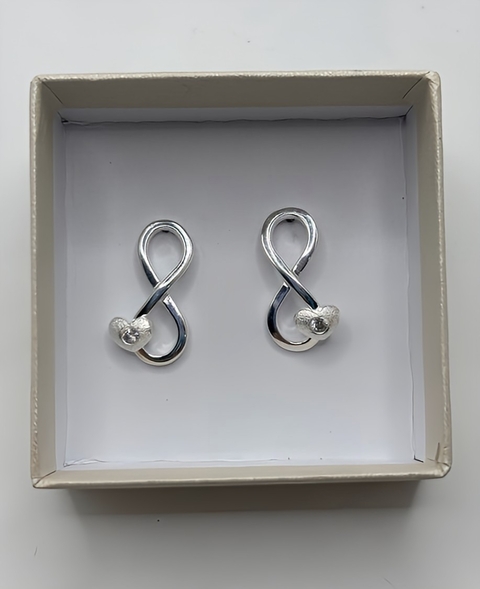 ARO PEGADO DE INFINITO CON CORAZÓN