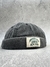 Gorro beanie de denim en color gris con etiqueta que dice "BROOKLYN EST. 1631 NEW YORK".
