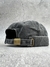 Gorra tipo beanie de denim gris oscuro vista desde atrás con cierre ajustable metálico