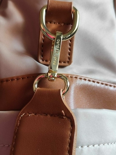 Mochila Pavão de Ouro Bege – Nylon Impermeável