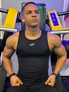 Meu amigo, boa noite.  Você não tava brincando quando falou que iria fazer a melhor camisa de treino do Brasil.  Qualidade incrível, ajusta super bem ao corpo!  Sou rato de academia, tenho inúmeras camisas de treino, mas dessa qualidade nunca vi.