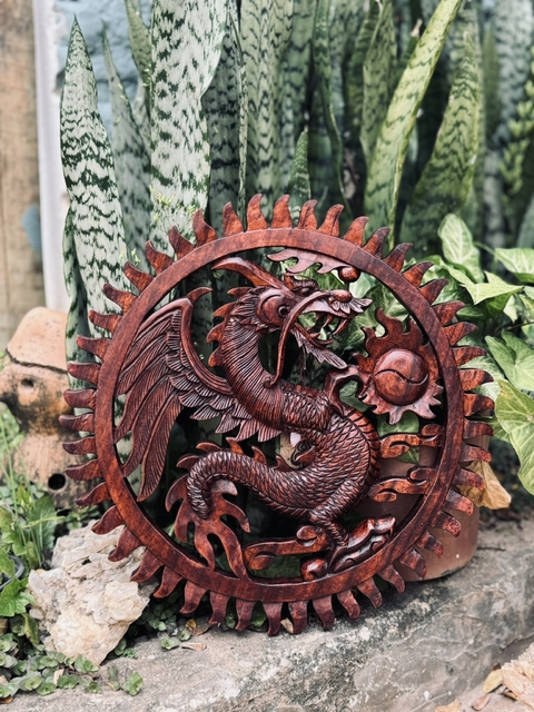 CÍRCULO COM DRAGÃO ENTALHADO EM MADEIRA
