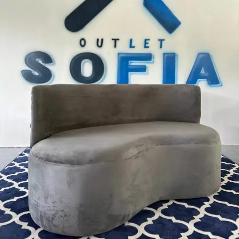 Sofá Feijão da Sofia Home Decor, com design aconchegante e acabamento elegante, ideal para adicionar estilo e conforto ao seu espaço.
