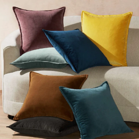 Almofada Quadrada da Sofia Home Decor, com design aconchegante e sofisticado, ideal para complementar a decoração com conforto.