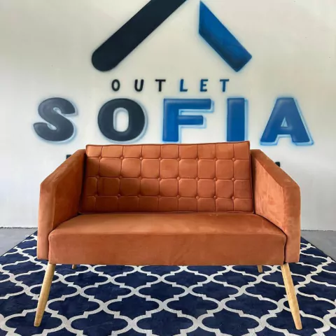 Namoradeira Ravena da Sofia Home Decor, com design sofisticado e acabamento de alta qualidade, perfeita para compor ambientes elegantes e aconchegantes.