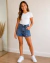 Short jeans com cinto corrente