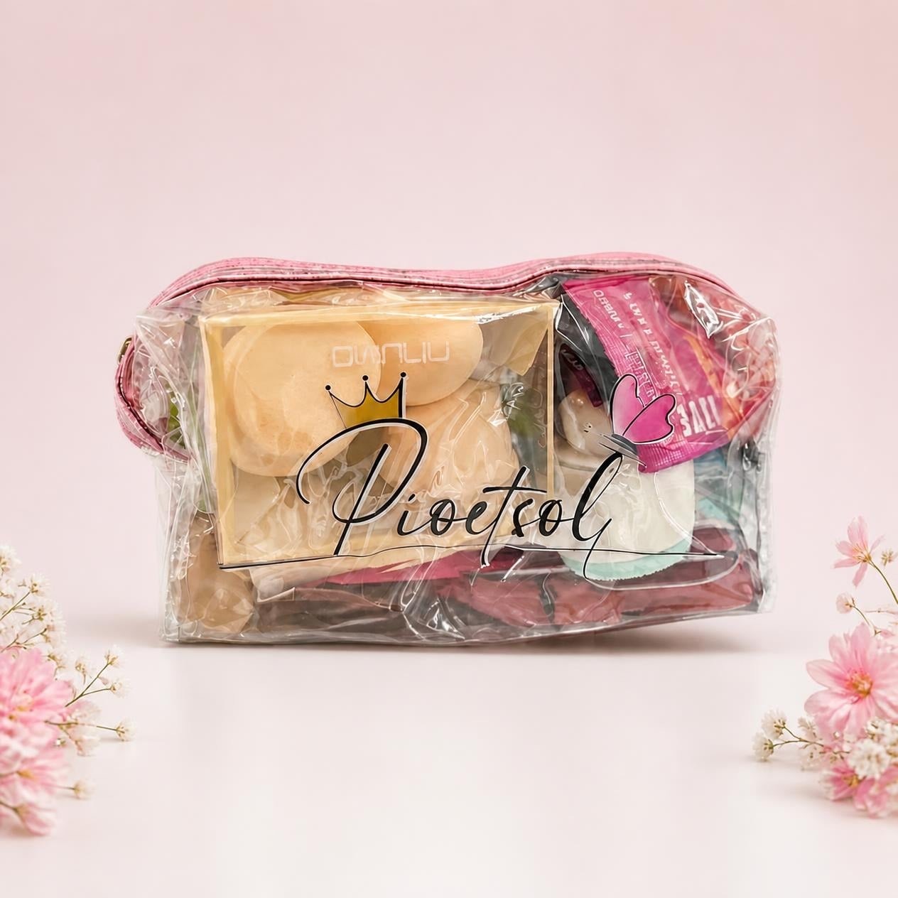 Necessaire transparente com zíper rosa em cenário rosa-claro com flores