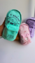 Estojo mochilinha fofo em tons pastel, com design de um cachorro e frases divertidas. Estojos coloridos em destaque.