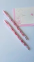 Dupla de lapiseiras Florida Love All com design floral em tons de rosa, ao lado de um bloco de notas com a palavra 'Amor'.