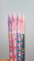Conjunto de lapiseiras coloridas da linha Florida Love All, com estampas florais e cores suaves.