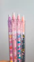 Conjunto de lapiseiras coloridas da linha Florida Love All, com estampas florais e cores suaves.