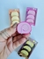 A Caixa Borracha Rocambole vem com 3 mini borrachas em forma de rocamboles deliciosos, com detalhes que parecem de verdade! 