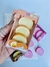 A Caixa Borracha Rocambole vem com 3 mini borrachas em forma de rocamboles deliciosos, com detalhes que parecem de verdade! 