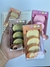 A Caixa Borracha Rocambole vem com 3 mini borrachas em forma de rocamboles deliciosos, com detalhes que parecem de verdade! 