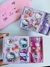 Caixinha Adesivos + Washi Tapes Hello Kitty! Uma combinação perfeita de fofura e criatividade para os amantes dessa icônica gatinha!