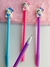Caneta Fofa Hello Kitty e Kuromi, uma verdadeira joia que une estilo e diversão! Com um design encantador, essas canetas são perfeitas para quem ama personalizar suas anotações com um toque de fofura.
