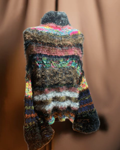 Blusão Maxi colorido, com várias camadas de lã texturizada, ideal para aquecer em dias frios.