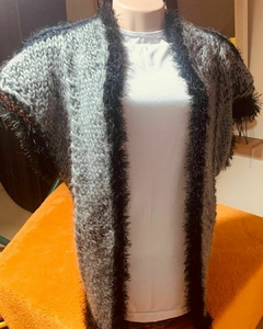 Colete cinza de tricô com detalhes em pelo, ideal para meia estação.