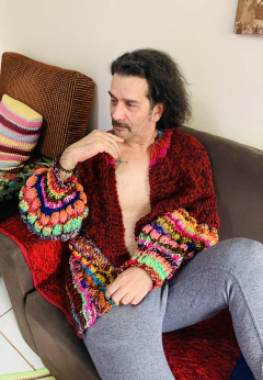 cardigan feito à mão é puro charme e personalidade em um blend de fios acrilico e algodão!