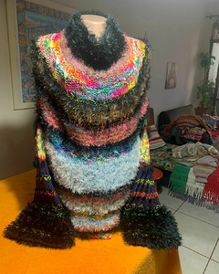 Blusão Maxi colorido, com várias camadas de lã texturizada, ideal para aquecer em dias frios.