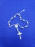 Pulsera de plata .925 con cuentas redondas y medalla de San Benito con crucifijo colgante sobre fondo azul