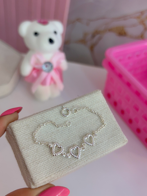 Pulseira infantil três corações