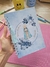 Caderno no tamanho A5 com a imagem de Nossa Senhora Aparecida, decorado com flores azuis.
