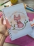 Caderno tamanho A5, com folhas pautadas e encadernação em wire-o, com uma raposa desenhada na capa