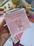 Bloquinho de anotações com ilustração de uma raposa e a frase "Procurando um amigo? Comece a cativar!" em fundo rosa.