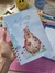 Caderno em tamanho A5, com espiral, com wire-o, na capa tem o desenho de uma capivara