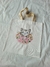 Sacola ecobag com estampa de um gatinho rodeado por flores coloridas.