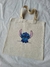Sacola ecobag com estampa do personagem Stitch, de fundo claro e alças em tecido.