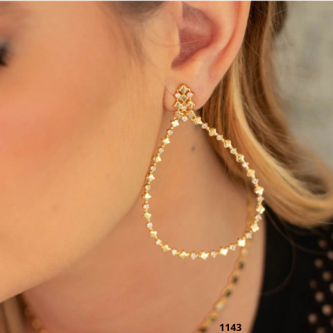 Brinco Grande Gota com Mini Trevos Cravejados em Zircônias Brancas Banhado a Ouro 18k