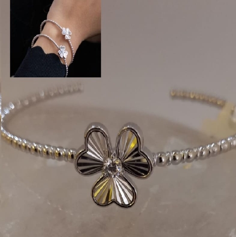 Bracelete Aberto com Flor Frisada e Zircônia - Banho Ouro Branco (Ródio)