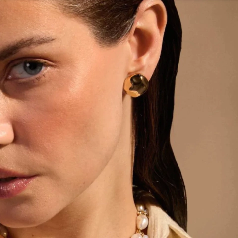 Brinco dourado ball martelado - comprar online