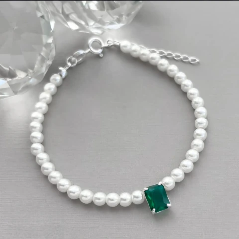 Pulseira de Pérolas com Pedra Verde