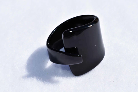 Anello Nero - Anel em resina preta - comprar online
