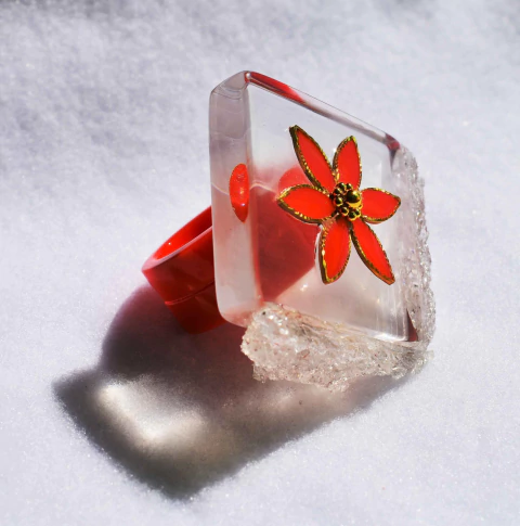 Flor Suspensa - Anel em resina laranja com flor em latão - comprar online