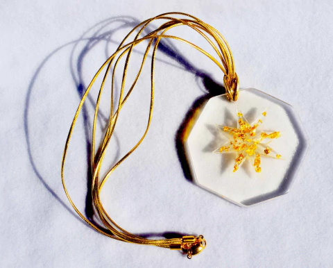 Estrela Dourada - Colar em hexágono em resina transparente com detalhe em ouro - comprar online